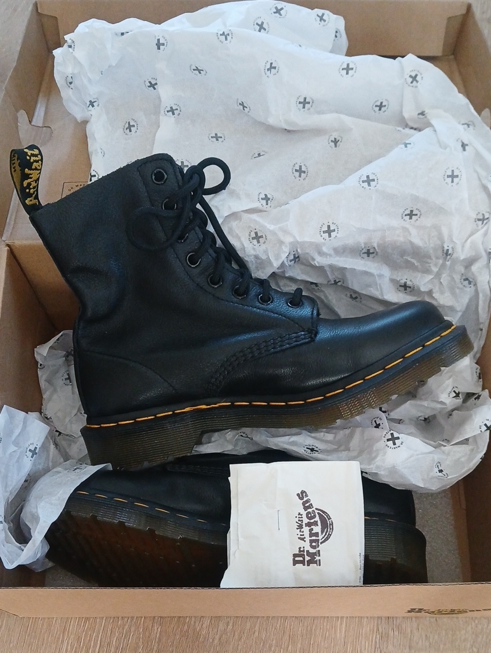 Dr. Martens Black Soft Leather 8-Eye Lace-Up Boot Virginia US 7 New In Box